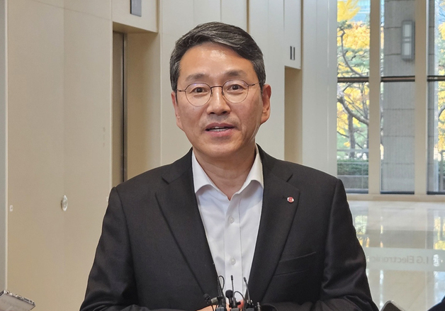취재진 질문에 답하는 조주완 LG전자 대표이사 사장