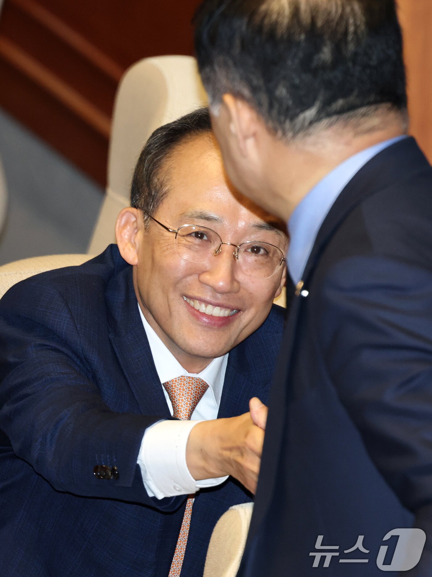 본문 이미지 - 추경호 국민의힘 의원이 13일 서울 여의도 국회에서 열린 제429회국회&#40;정기회&#41; 12차 본회의에 참석해 의원들과 대화하고 있다. 2025.11.13/뉴스1 ⓒ News1 이승배 기자