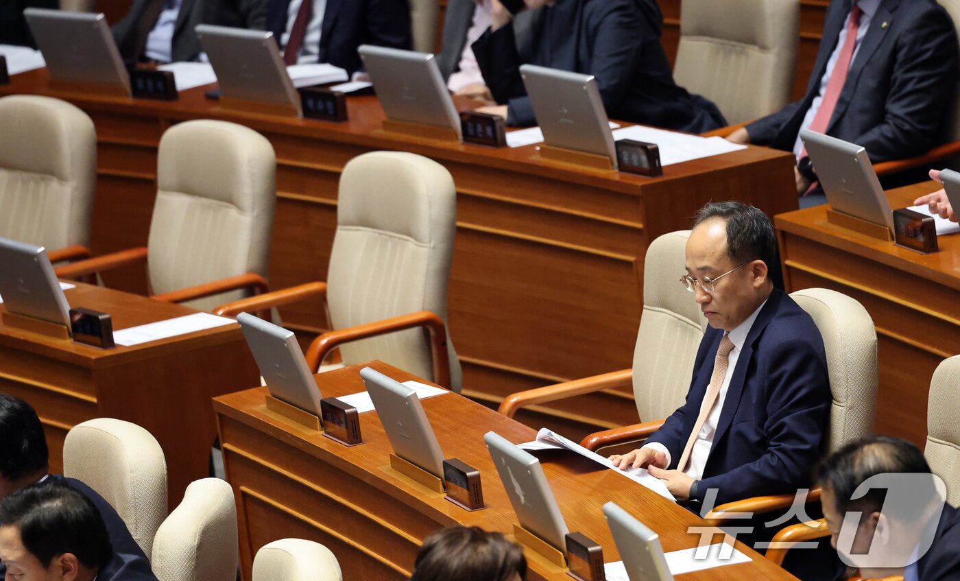 본문 이미지 - 추경호 국민의힘 의원이 13일 서울 여의도 국회에서 열린 제429회국회&#40;정기회&#41; 12차 본회의에 참석해 있다. 2025.11.13/뉴스1 ⓒ News1 이승배 기자