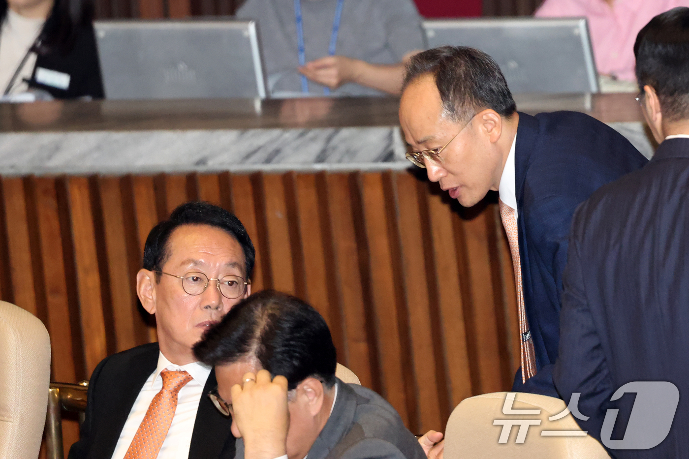 (서울=뉴스1) 이승배 기자 = 추경호 국민의힘 의원이 13일 서울 여의도 국회에서 열린 제429회국회(정기회) 12차 본회의에서 김도읍 정책위의장과 대화하고 있다. 2025.11 …