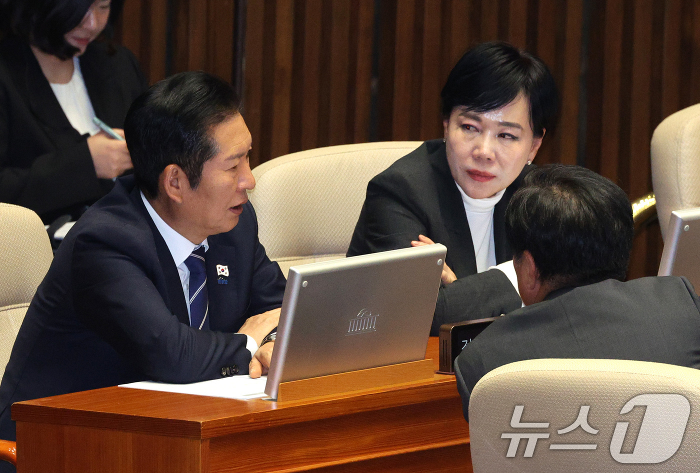 (서울=뉴스1) 신웅수 기자 = 정청래 더불어민주당 대표가 13일 서울 여의도 국회에서 열린 제429회국회(정기회) 제12차 본회의에서 의원들과 대화하고 있다. 2025.11.13 …