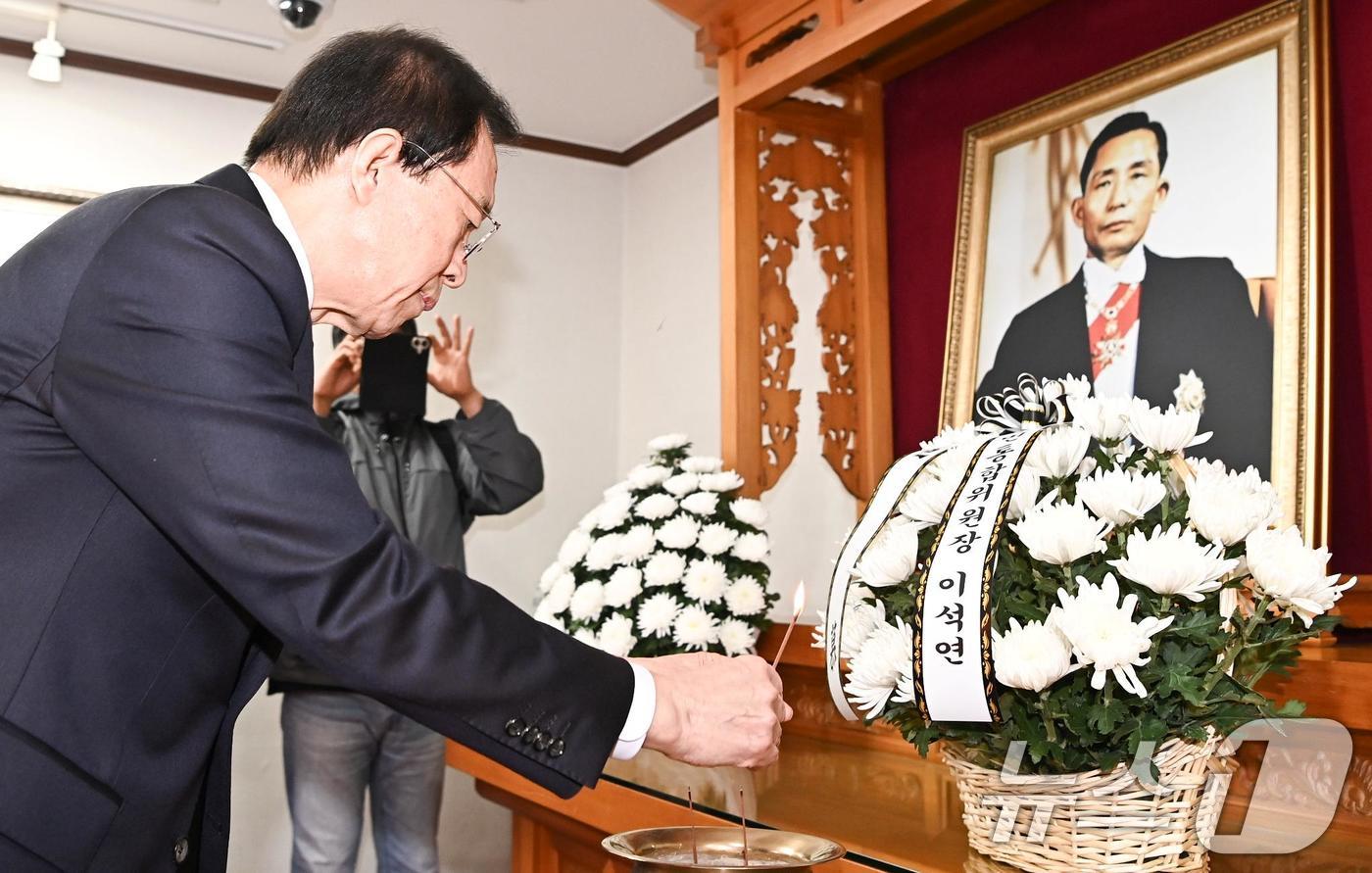 (구미=뉴스1) 정우용 기자 = 13일 경북 구미 박정희 전 대통령 생가를 방문한 이석연 국민통합위원장이 박 전 대통령 부부 영전에 헌화하고 있다. 이 위원장은 국민통합에 대한 지 …