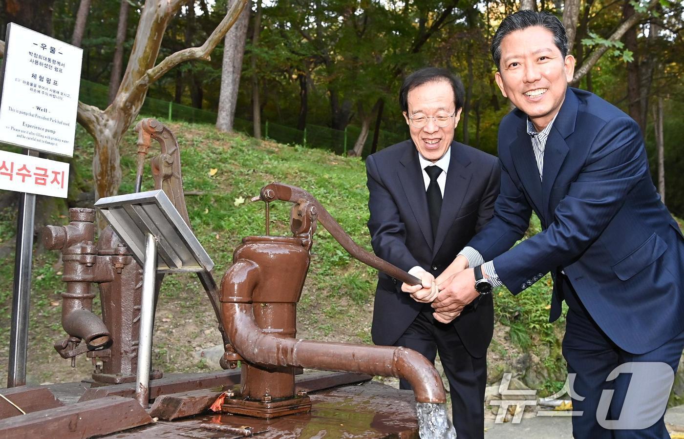 본문 이미지 - 13일 경북 구미 박정희 전 대통령 생가를 방문한 이석연 국민통합위원장&#40;왼쪽&#41;이 박 전 대통령 부부 영전에 헌화한 뒤 김장호 구미시장과 함께 박 전 대통령이 사용했던 재래식 우물 펌프를 작동시켜 보고 있다. 이 위원장은 국민통합에 대한 지혜를 모으고 현장의 의견을 듣기 위해 이날 생가를 방문했다. &#40;구미시 제공. 재판매 및 DB금지&#41;/뉴스12025.11.3/뉴스1 ⓒ News1 정우용 기자