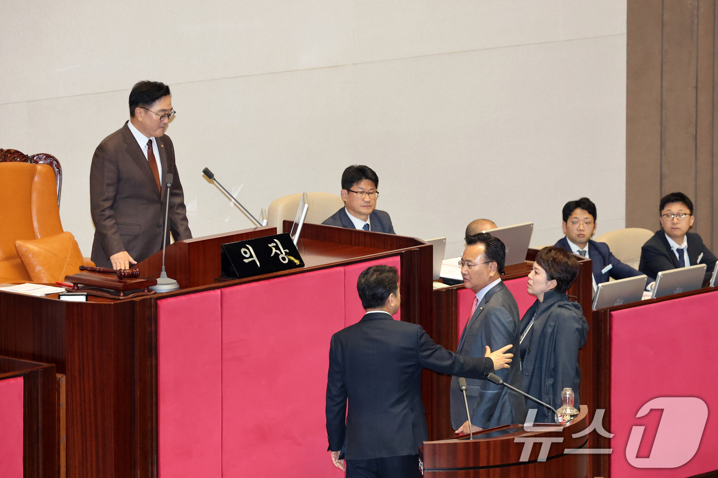 (서울=뉴스1) 이승배 기자 = 13일 서울 여의도 국회에서 열린 제429회국회(정기회) 12차 본회의에서 유상범, 김은혜 국민의힘 의원이 김윤덕 국토교통부 장관의 본회의 불참 등 …