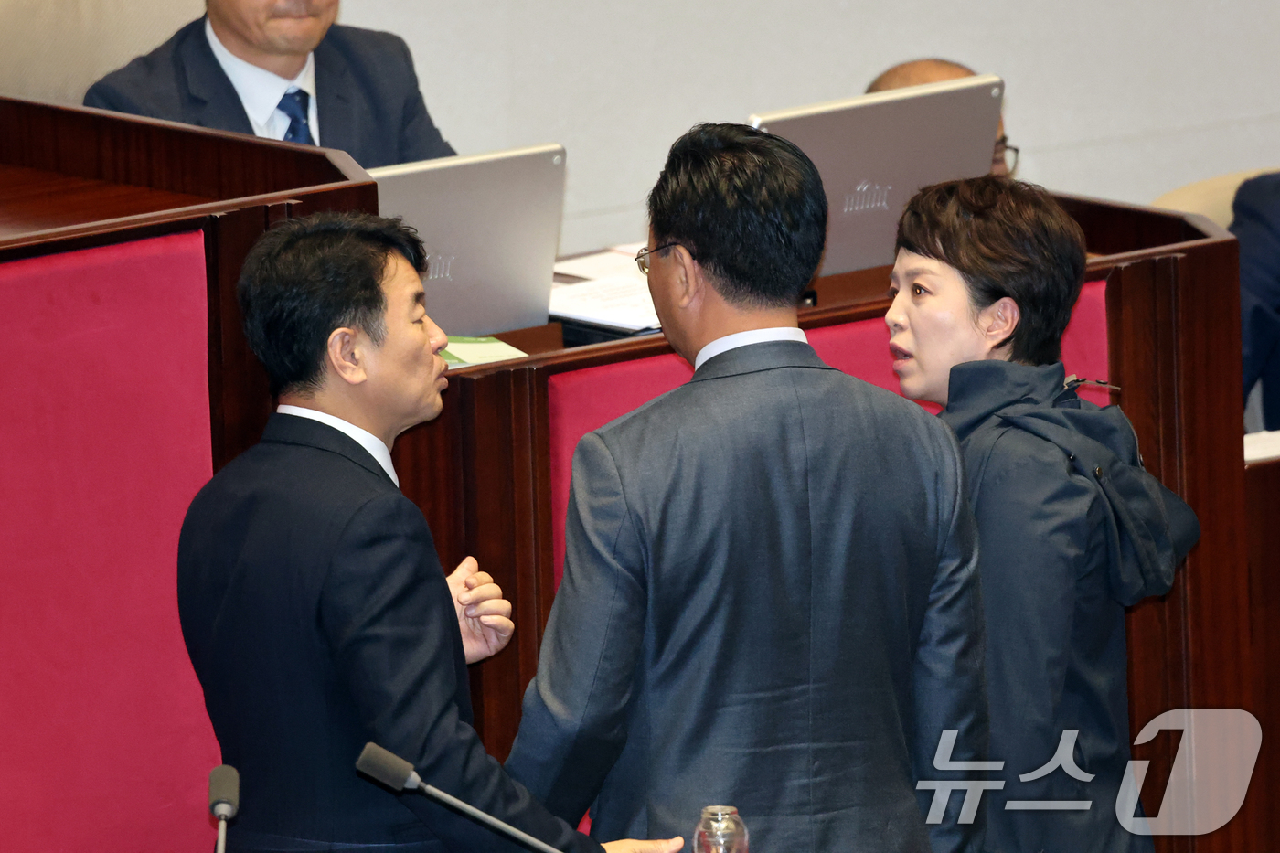 (서울=뉴스1) 이승배 기자 = 13일 서울 여의도 국회에서 열린 제429회국회(정기회) 12차 본회의에서 유상범, 김은혜 국민의힘 의원이 김윤덕 국토교통부 장관의 본회의 불참 등 …