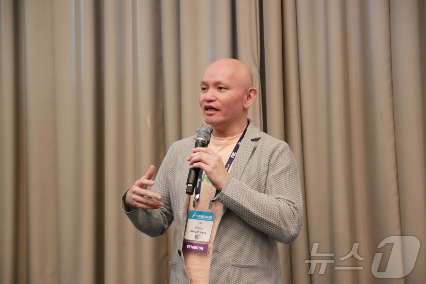 본문 이미지 - 야노 케이치치 엔티엔트&#40;ENTIENT&#41; 대표가 부산 벡스코 제1전시장에서 열린 넥써스 미디어 간담회에서 발언하고 있다. 넥써쓰는 최근 엔티엔트에 전략적 투자를 단행했다.2025.11.13/뉴스1 ⓒ News1 김민재 기자