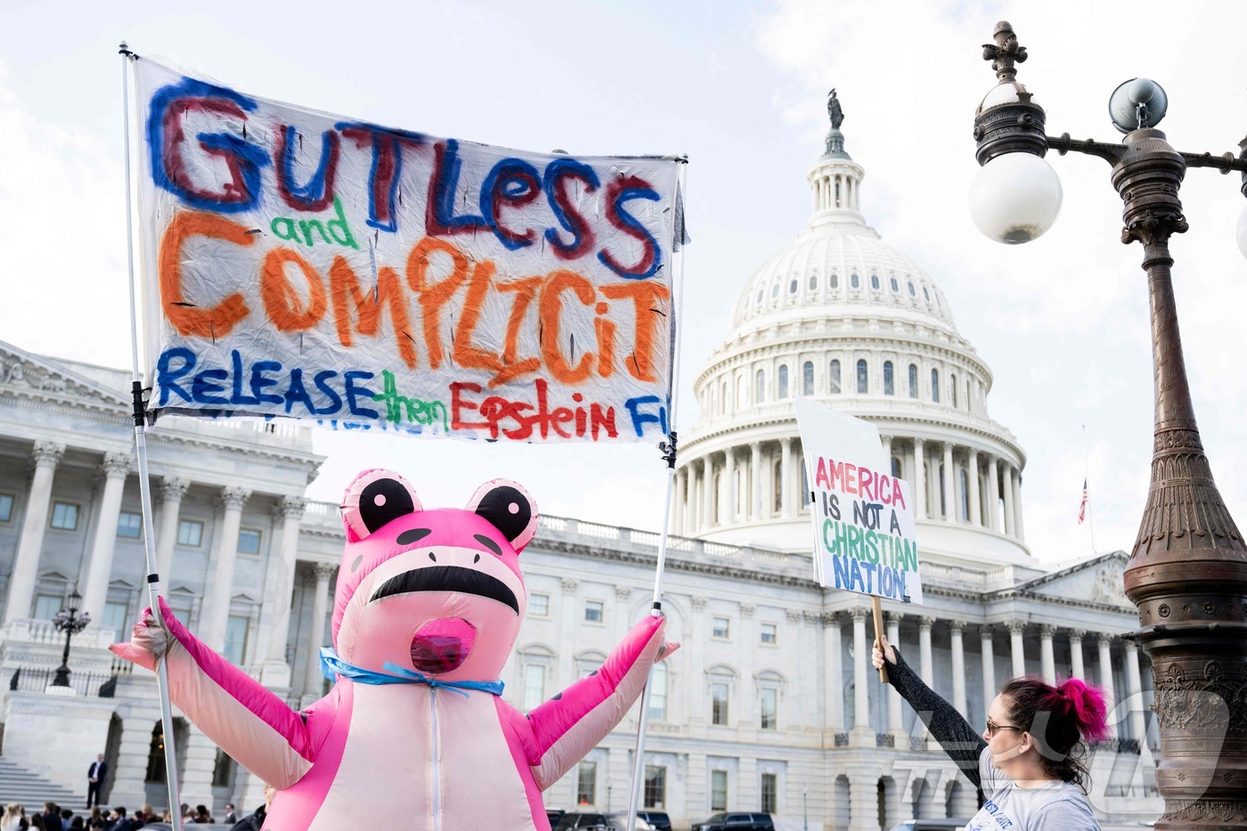 (워싱턴DC AFP=뉴스1) 이정환 기자 = 12일(현지시간) 워싱턴DC 미국 국회의사당 밖에서 한 시위자가 제프리 엡스타인 사건 파일 공개 관련 팻말을 들고 있다. 미국 민주당은 …