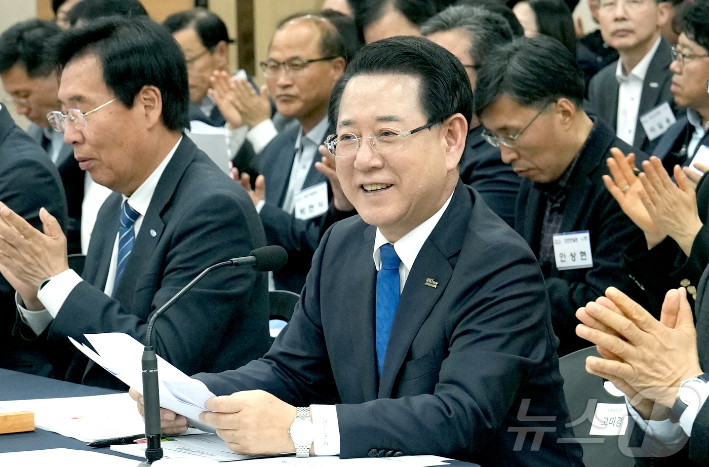 (무안=뉴스1) 전원 기자 = 김영록 전라남도지사가 13일 여수시청 대회의실에서 열린 ‘여수시 정책비전 투어’ 행사에서 인사말을 하고 있다.(전남도 제공. 재판매 및 DB금지) 2 …