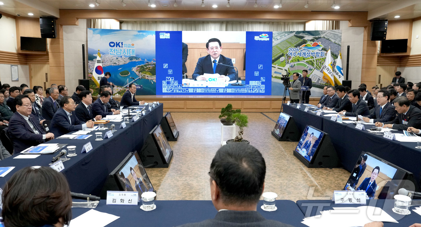 (무안=뉴스1) 전원 기자 = 김영록 전라남도지사가 13일 여수시청 대회의실에서 열린 ‘여수시 정책비전 투어’ 행사에서 인사말을 하고 있다.(전남도 제공. 재판매 및 DB금지) 2 …