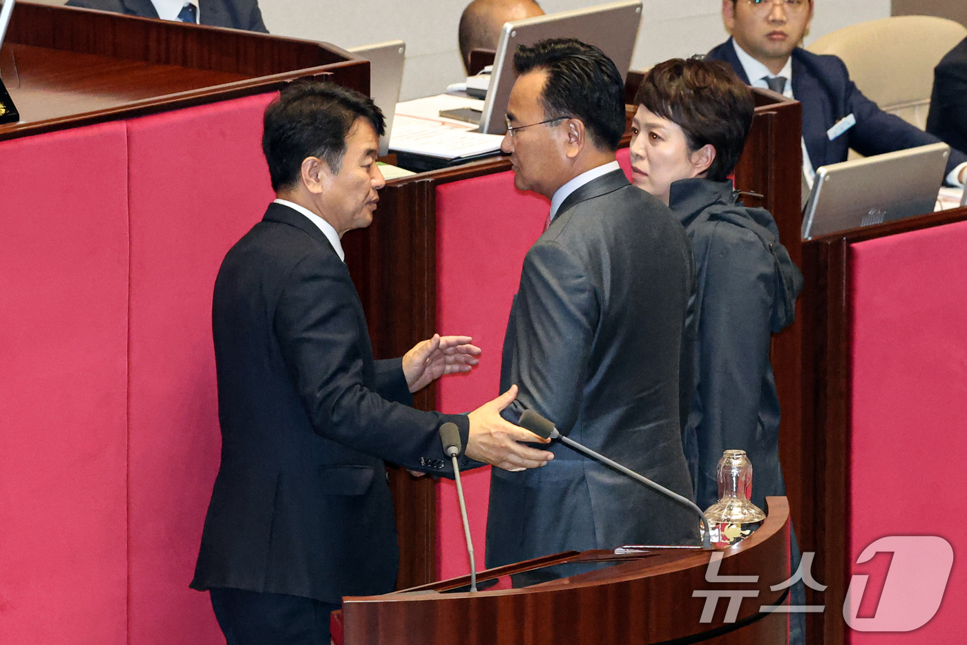 (서울=뉴스1) 이승배 기자 = 13일 서울 여의도 국회에서 열린 제429회국회(정기회) 12차 본회의에서 유상범, 김은혜 국민의힘 의원이 김윤덕 국토교통부 장관의 본회의 불참 등 …