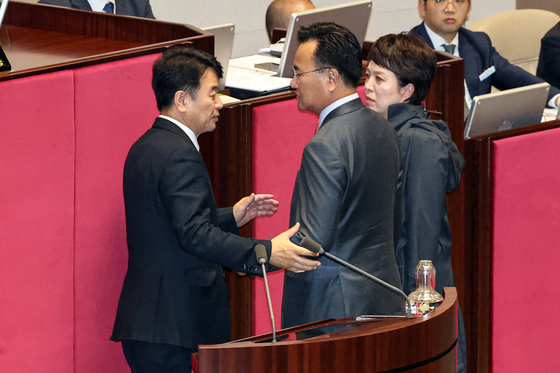 의장석 앞에서 만난 여야 원내수석부대표