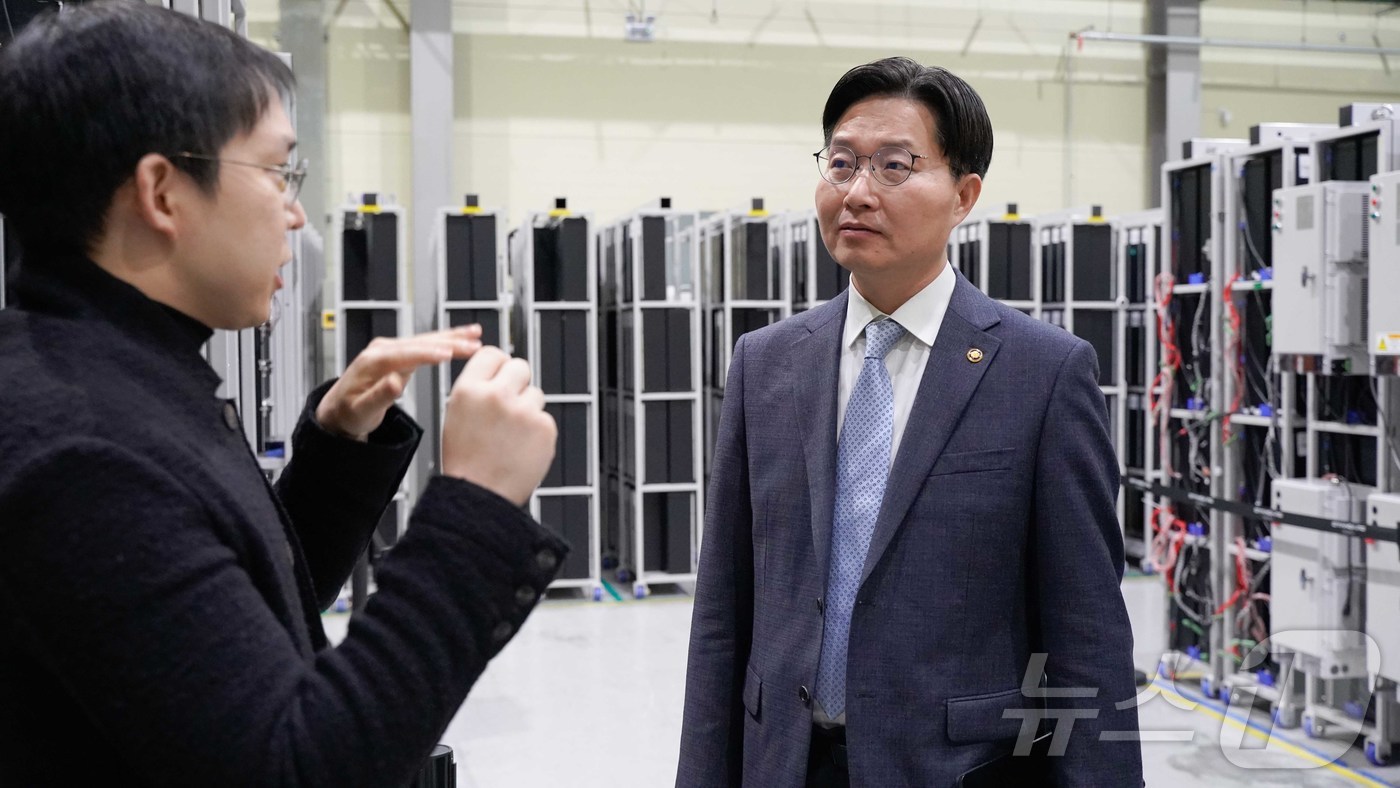 (서울=뉴스1) = 과학기술정보통신부 구혁채 제1차관이 13일 대전 유성구 스탠다드에너지(대표 김부기)에 방문해 이차전지 연구혁신 현장을 살피고 연구개발특구 내 주요 기업들과 간담 …