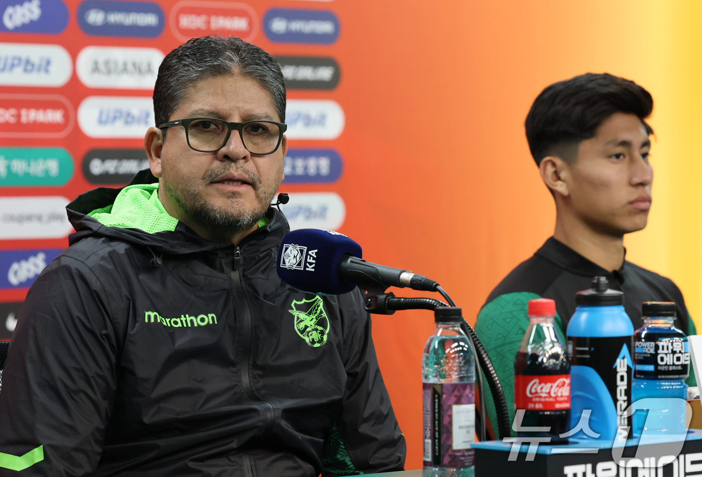 (대전=뉴스1) 김기태 기자 = 오스카르 비예가스 볼리비아 축구 국가대표팀 감독과 미구엘 테르세로스가 13일 대전 유성구 대전월드컵경기장에서 국가대표팀과 친선경기에 앞서 기자회견을 …
