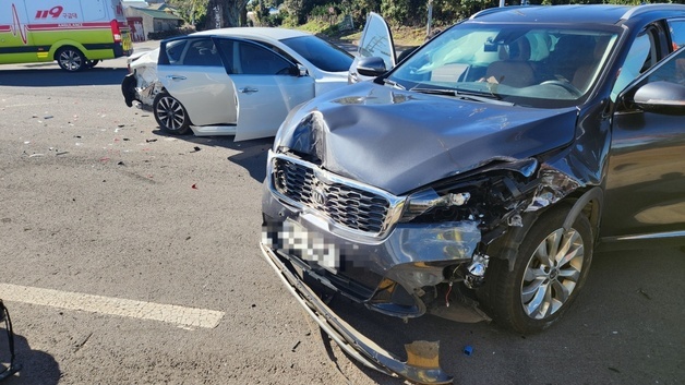 제주서 차량 3대 연쇄 충돌…2명 병원 이송