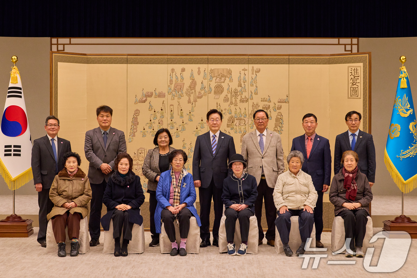 (서울=뉴스1) 허경 기자 = 이재명 대통령이 13일 서울 용산 대통령실 청사에서 열린 민주화실천가족운동협의회 초청 오찬 간담회에서 참석자들과 기념촬영을 하고 있다. (대통령실 제 …