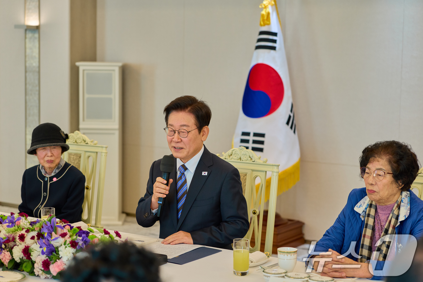 (서울=뉴스1) 허경 기자 = 이재명 대통령이 13일 서울 용산 대통령실 청사에서 열린 민주화실천가족운동협의회 초청 오찬 간담회에서 인사말을 하고 있다. (대통령실 제공. 재판매 …