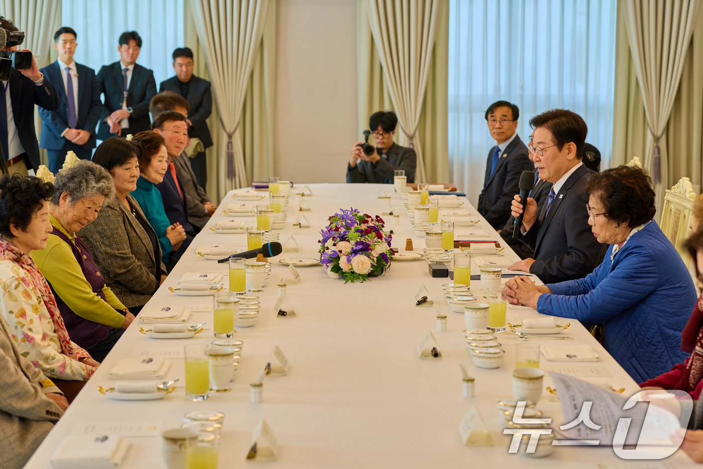 (서울=뉴스1) 허경 기자 = 이재명 대통령이 13일 서울 용산 대통령실 청사에서 열린 민주화실천가족운동협의회 초청 오찬 간담회에서 인사말을 하고 있다. (대통령실 제공. 재판매 …