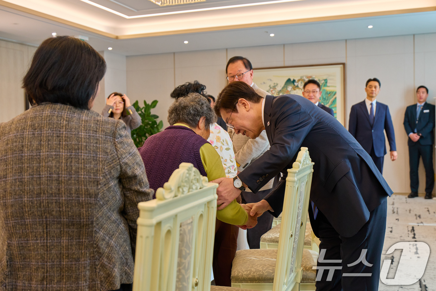 (서울=뉴스1) 허경 기자 = 이재명 대통령이 13일 서울 용산 대통령실 청사에서 열린 민주화실천가족운동협의회 초청 오찬 간담회에서 참석자들과 인사하고 있다. (대통령실 제공. 재 …