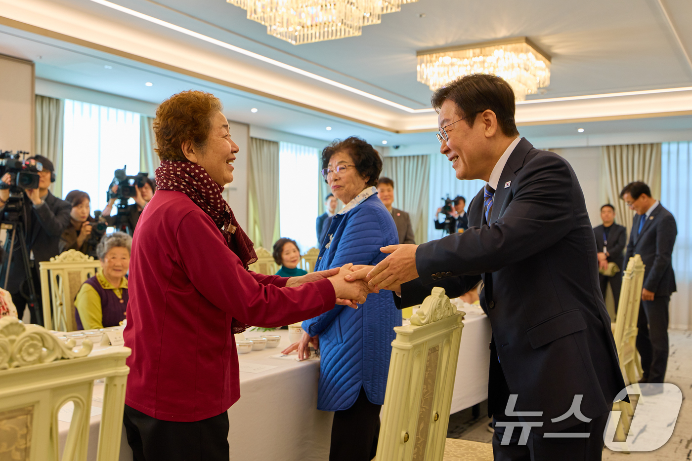 (서울=뉴스1) 허경 기자 = 이재명 대통령이 13일 서울 용산 대통령실 청사에서 열린 민주화실천가족운동협의회 초청 오찬 간담회에서 참석자들과 인사하고 있다. (대통령실 제공. 재 …