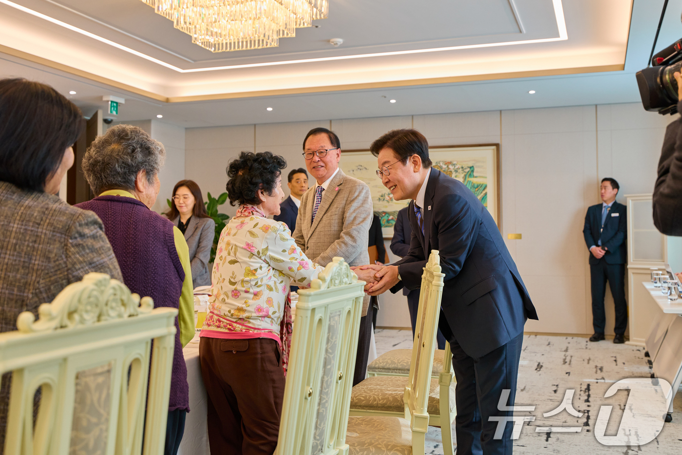 (서울=뉴스1) 허경 기자 = 이재명 대통령이 13일 서울 용산 대통령실 청사에서 열린 민주화실천가족운동협의회 초청 오찬 간담회에서 참석자들과 인사하고 있다. (대통령실 제공. 재 …