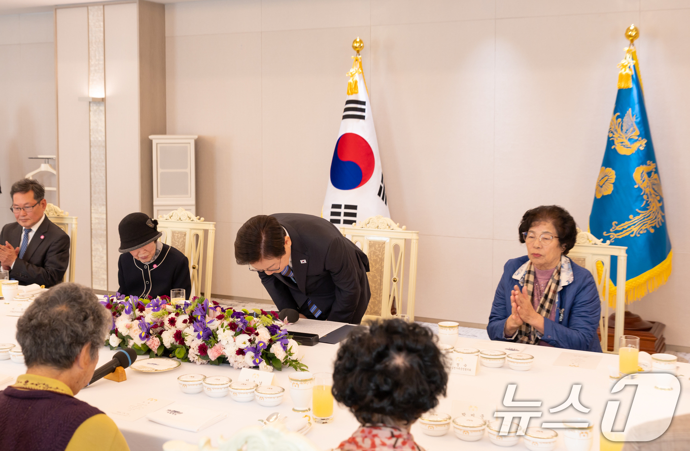 (서울=뉴스1) 허경 기자 = 이재명 대통령이 13일 서울 용산 대통령실 청사에서 열린 민주화실천가족운동협의회 초청 오찬 간담회에서 참석자들에게 민주주의 진전 기여에 감사 인사를 …