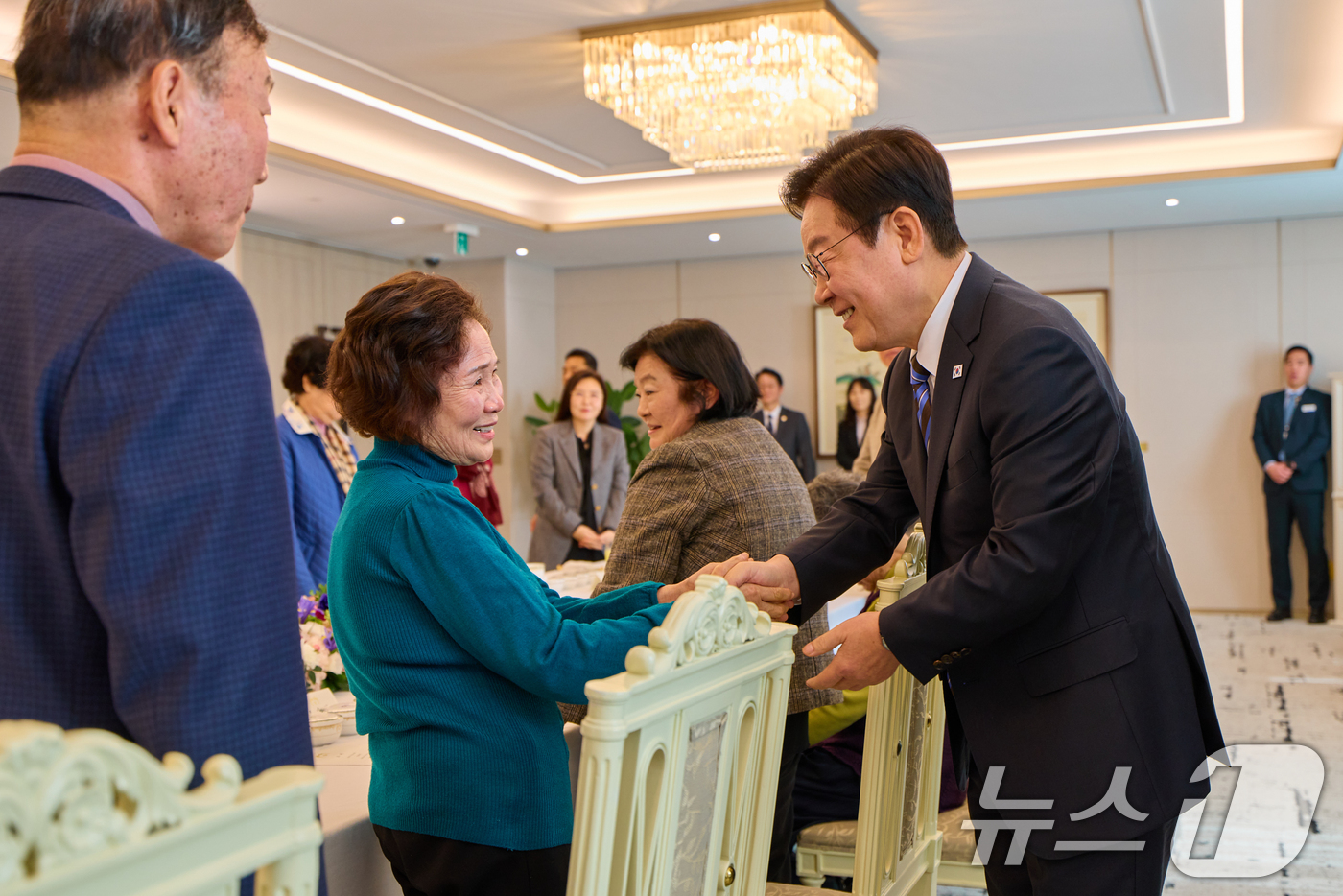 (서울=뉴스1) 허경 기자 = 이재명 대통령이 13일 서울 용산 대통령실 청사에서 열린 민주화실천가족운동협의회 초청 오찬 간담회에서 참석자들과 인사하고 있다. (대통령실 제공. 재 …