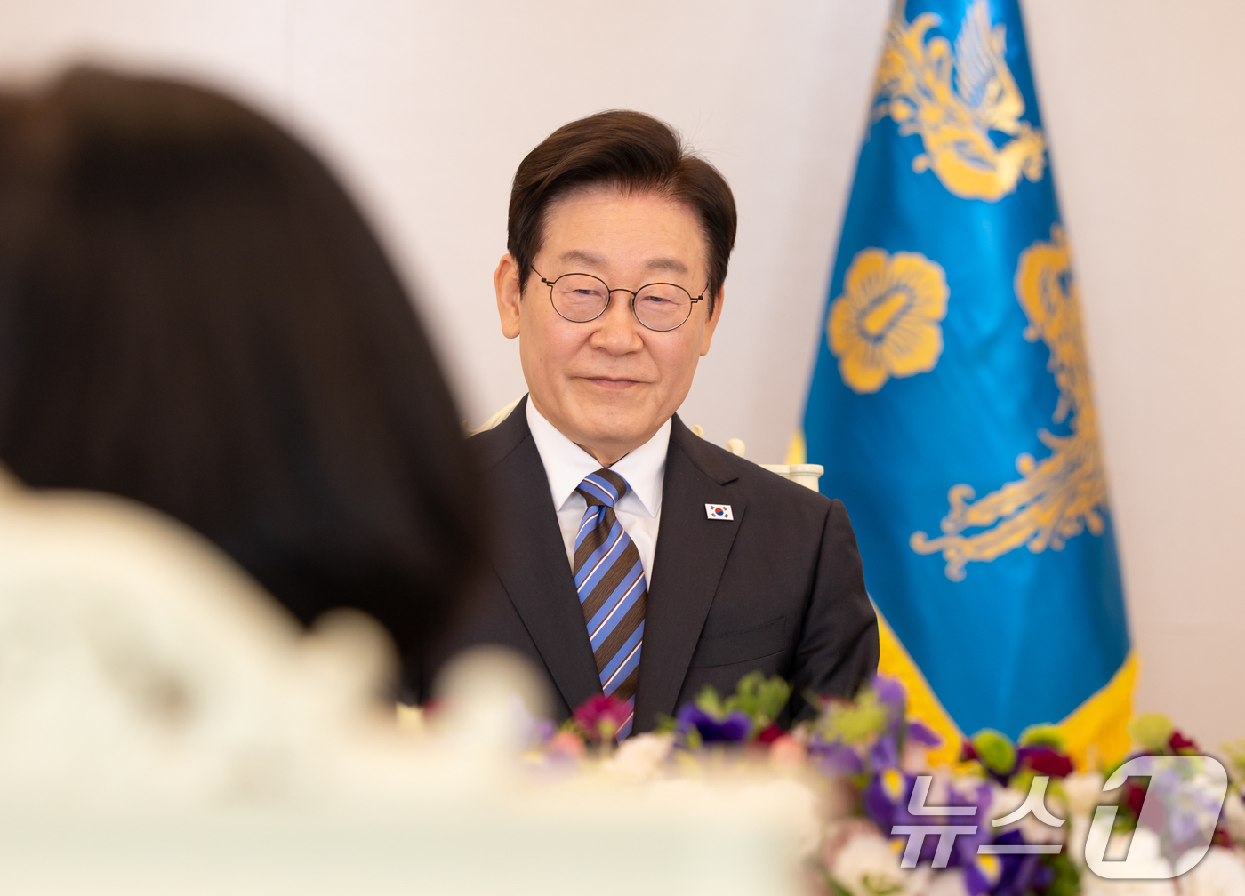 (서울=뉴스1) 허경 기자 = 이재명 대통령이 13일 서울 용산 대통령실 청사에서 열린 민주화실천가족운동협의회 초청 오찬 간담회에 참석해 있다. (대통령실 제공. 재판매 및 DB …