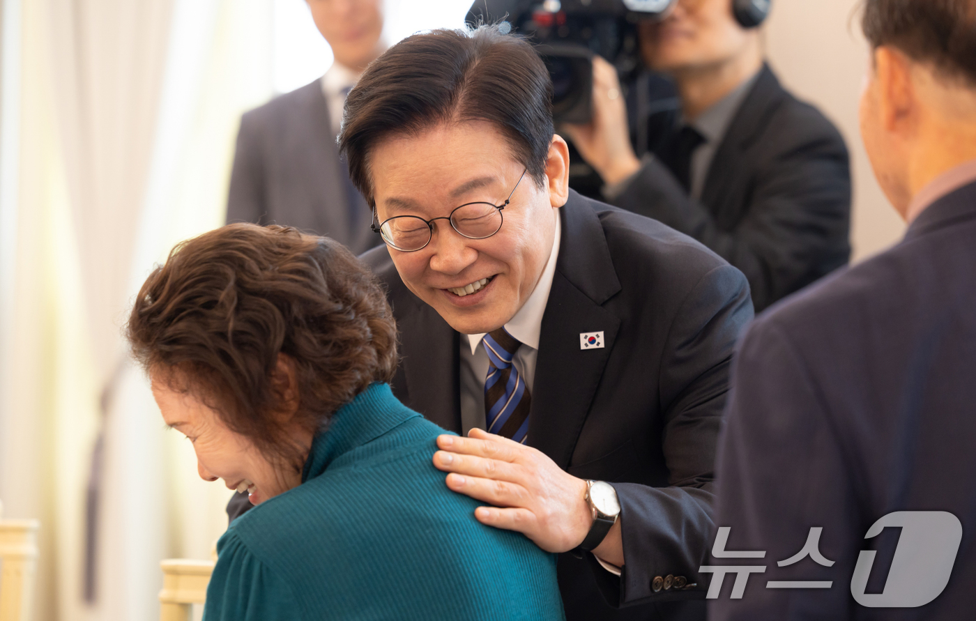 (서울=뉴스1) 허경 기자 = 이재명 대통령이 13일 서울 용산 대통령실 청사에서 열린 민주화실천가족운동협의회 초청 오찬 간담회에서 참석자들과 인사하고 있다. (대통령실 제공. 재 …