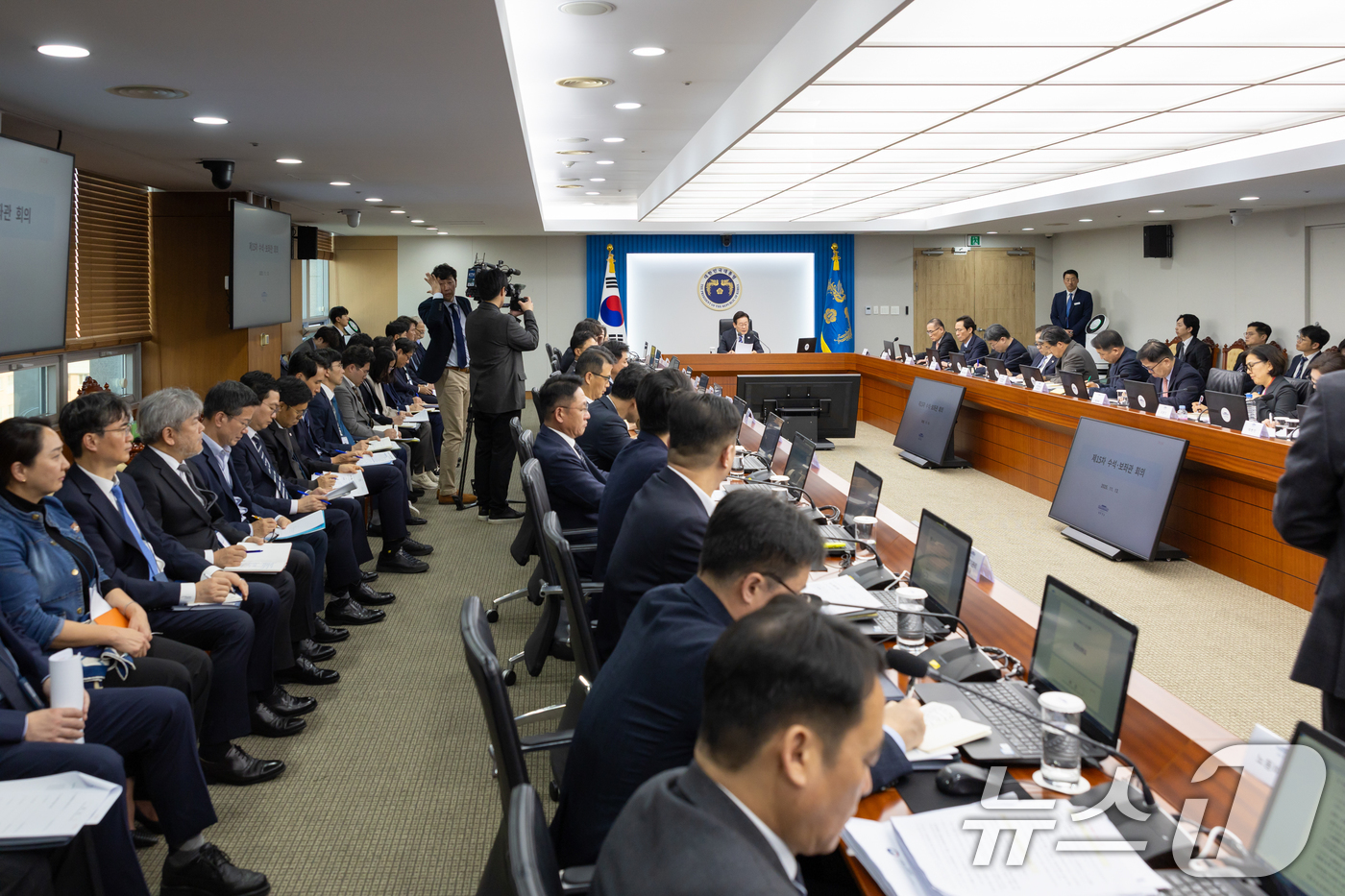 (서울=뉴스1) 허경 기자 = 이재명 대통령이 13일 서울 용산 대통령실 청사에서 열린 수석보좌관회의에서 발언하고 있다. (대통령실 제공. 재판매 및 DB 금지) 2025.11.1 …