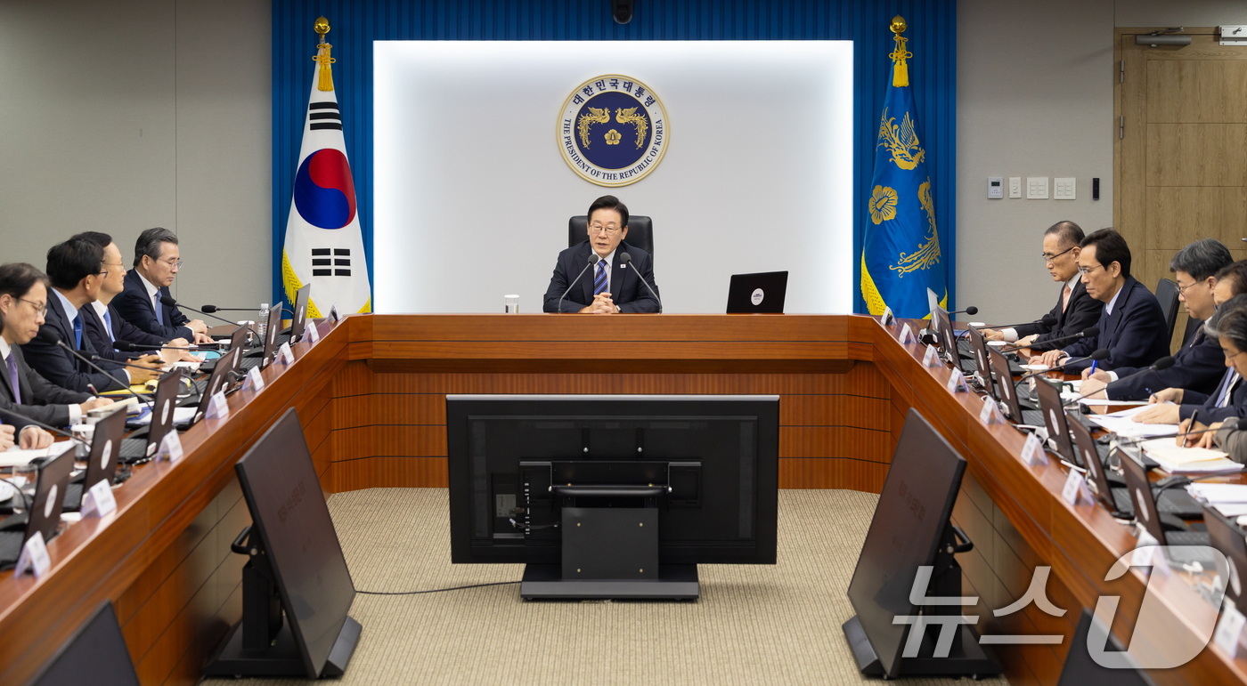 (서울=뉴스1) 허경 기자 = 이재명 대통령이 13일 서울 용산 대통령실 청사에서 열린 수석보좌관회의에서 발언하고 있다. (대통령실 제공. 재판매 및 DB 금지) 2025.11.1 …