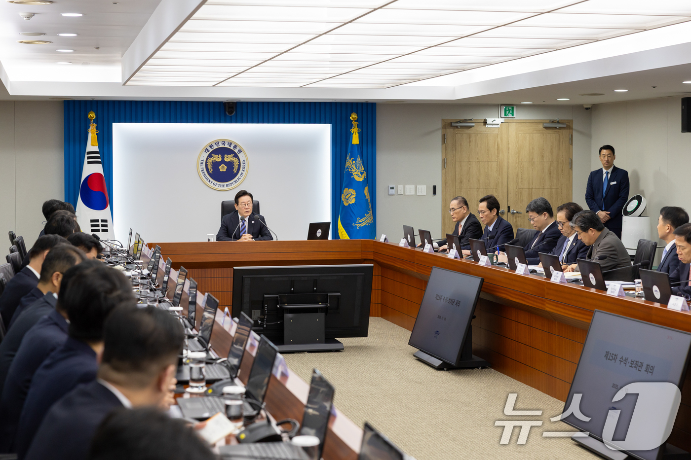 (서울=뉴스1) 허경 기자 = 이재명 대통령이 13일 서울 용산 대통령실 청사에서 열린 수석보좌관회의에서 발언하고 있다. (대통령실 제공. 재판매 및 DB 금지) 2025.11.1 …