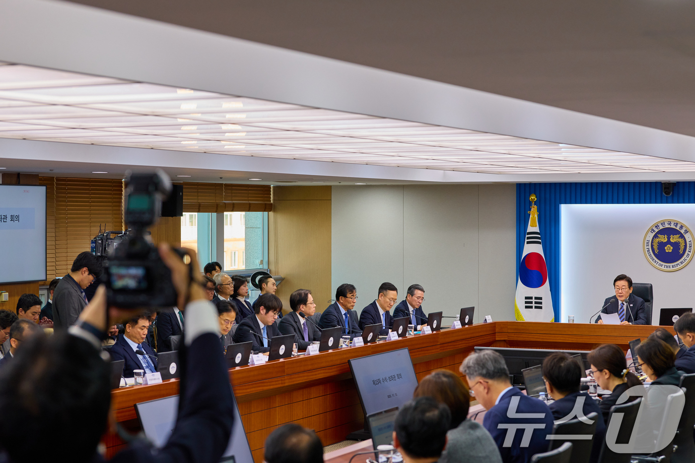 (서울=뉴스1) 허경 기자 = 이재명 대통령이 13일 서울 용산 대통령실 청사에서 열린 수석보좌관회의에서 발언하고 있다. (대통령실 제공. 재판매 및 DB 금지) 2025.11.1 …