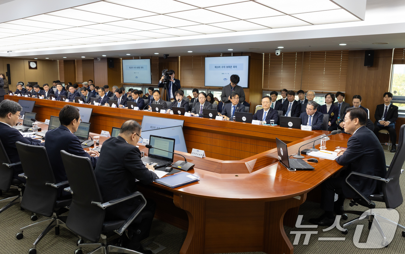 (서울=뉴스1) 허경 기자 = 이재명 대통령이 13일 서울 용산 대통령실 청사에서 열린 수석보좌관회의에서 발언하고 있다. (대통령실 제공. 재판매 및 DB 금지) 2025.11.1 …