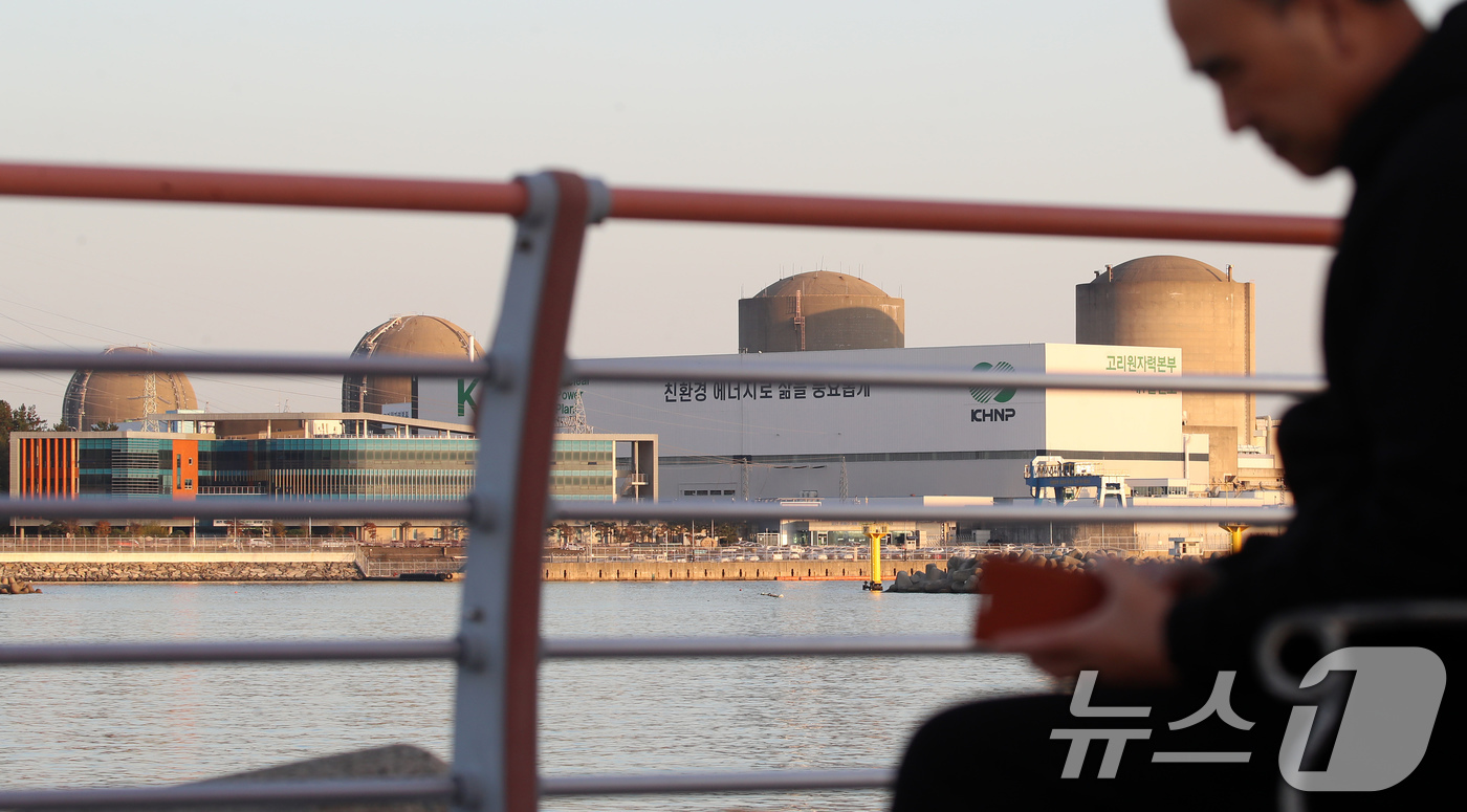 (부산=뉴스1) 윤일지 기자 = 원자력안전위원회(원안위)가 13일 회의를 열고 부산 기장군에 위치한 고리2호기의 계속운전(수명연장)을 허가했다. 이로써 고리2호기는 2033년 4월 …