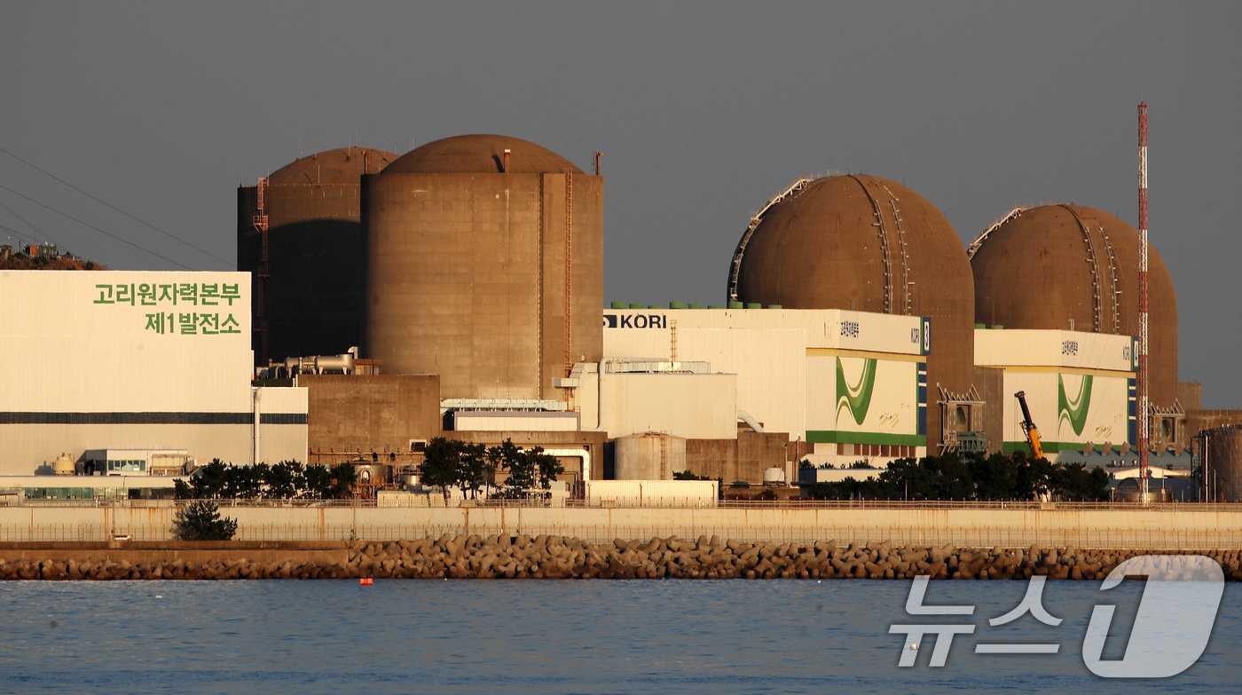 (부산=뉴스1) 윤일지 기자 = 원자력안전위원회(원안위)가 13일 회의를 열고 부산 기장군에 위치한 고리2호기의 계속운전(수명연장)을 허가했다. 이로써 고리2호기는 2033년 4월 …
