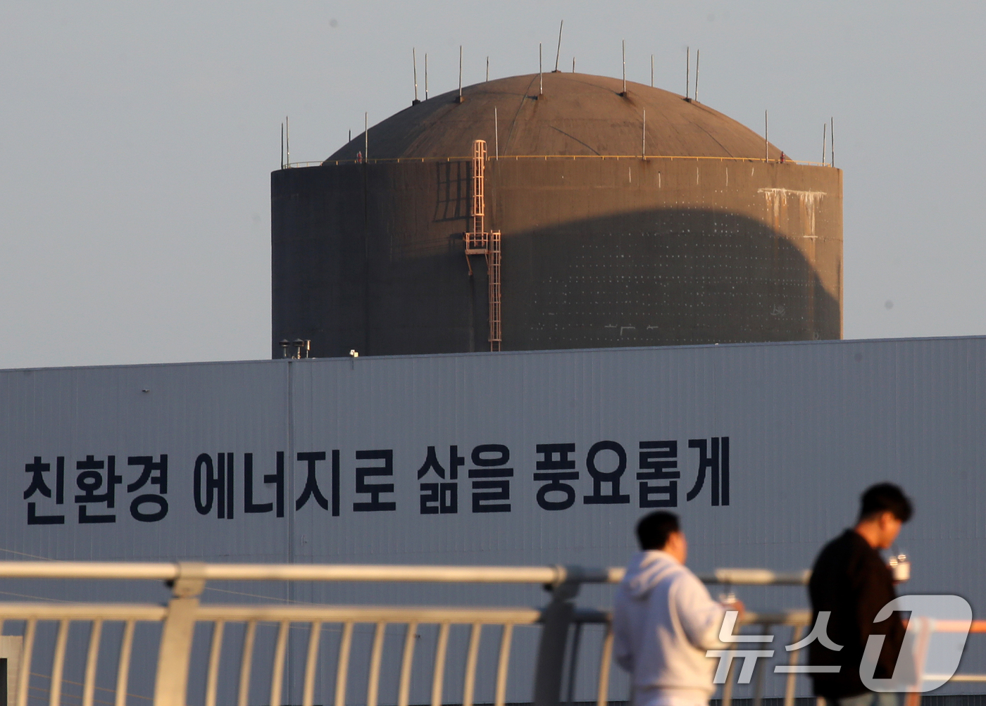 (부산=뉴스1) 윤일지 기자 = 원자력안전위원회(원안위)가 13일 회의를 열고 부산 기장군에 위치한 고리2호기의 계속운전(수명연장)을 허가했다. 이로써 고리2호기는 2033년 4월 …