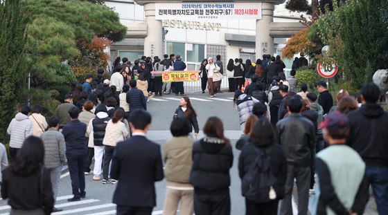 수험생 마중 나온 학무보들로 북적이는 시험장 앞