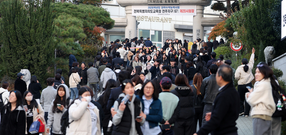 수능 마치고 시험장 나서는 수험생들