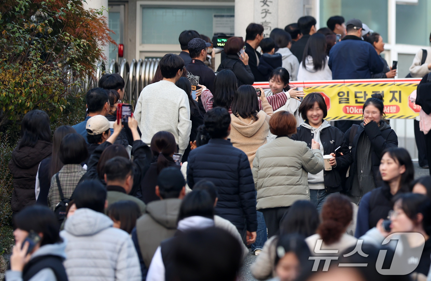 (전주=뉴스1) 유경석 기자 = 2026학년도 대학수학능력 시험일인 13일 전북 전주시 전북여자고등학교에서 시험을 마친 수험생들이 시험장을 나서고 있다. 2025.11.13/뉴스1 …