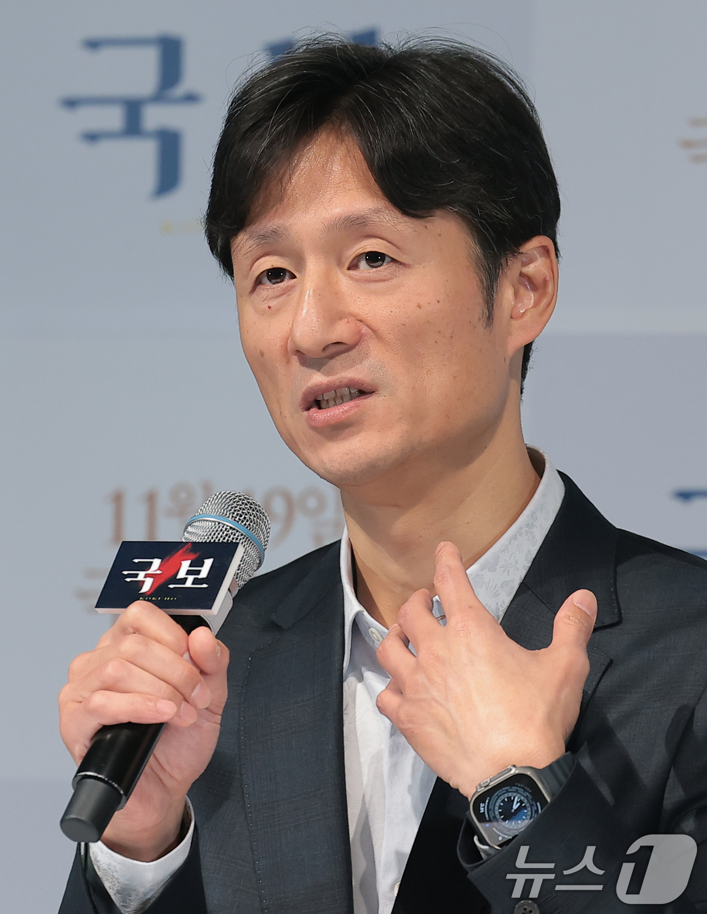 (서울=뉴스1) 권현진 기자 = 이상일 감독이 13일 오후 용산구 CGV용산아이파크몰에서 열린 영화 ‘국보’의 언론시사회에 참석해 취재진 질문에 답하고 있다.'국보'는 국보의 경지 …