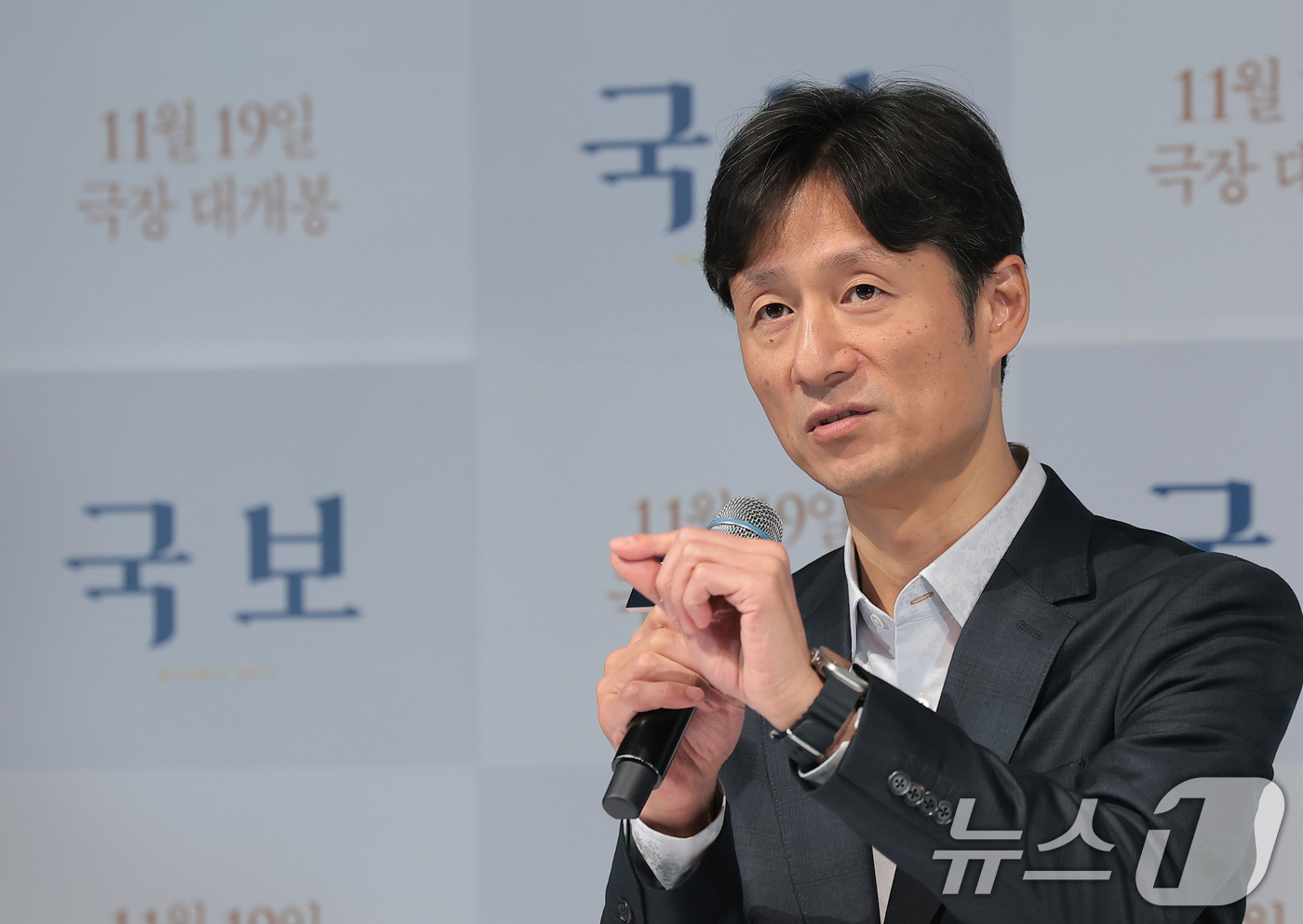 (서울=뉴스1) 권현진 기자 = 이상일 감독이 13일 오후 용산구 CGV용산아이파크몰에서 열린 영화 ‘국보’의 언론시사회에 참석해 취재진 질문에 답하고 있다.'국보'는 국보의 경지 …