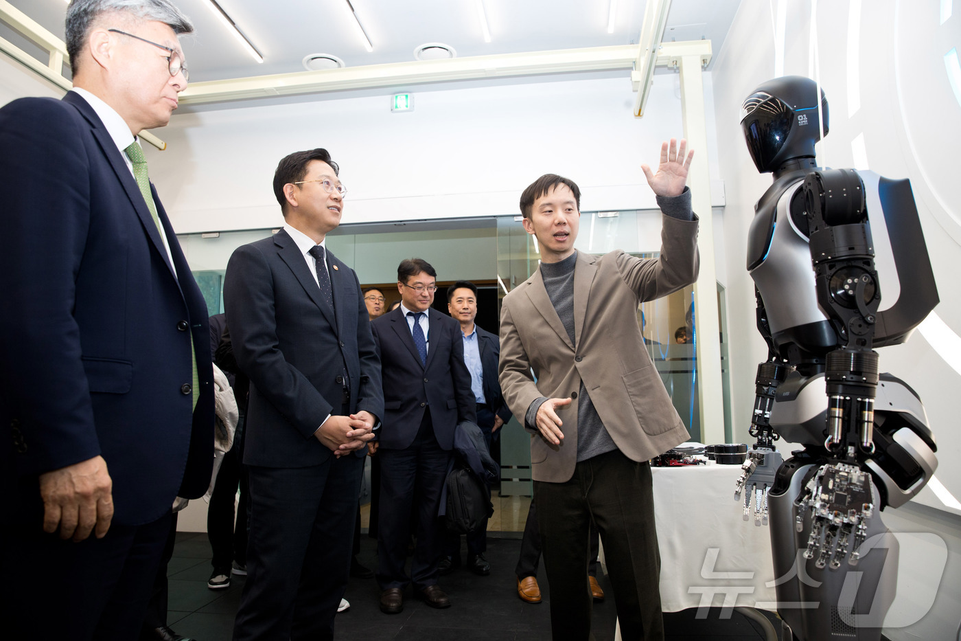 (서울=뉴스1) = 배경훈 부총리 겸 과학기술정보통신부 장관이 13일 오후 서울 성북구 한국과학기술연구원(KIST)을 방문해 이종원 KIST 휴머노이드연구단장으로부터 AI 휴머노이 …
