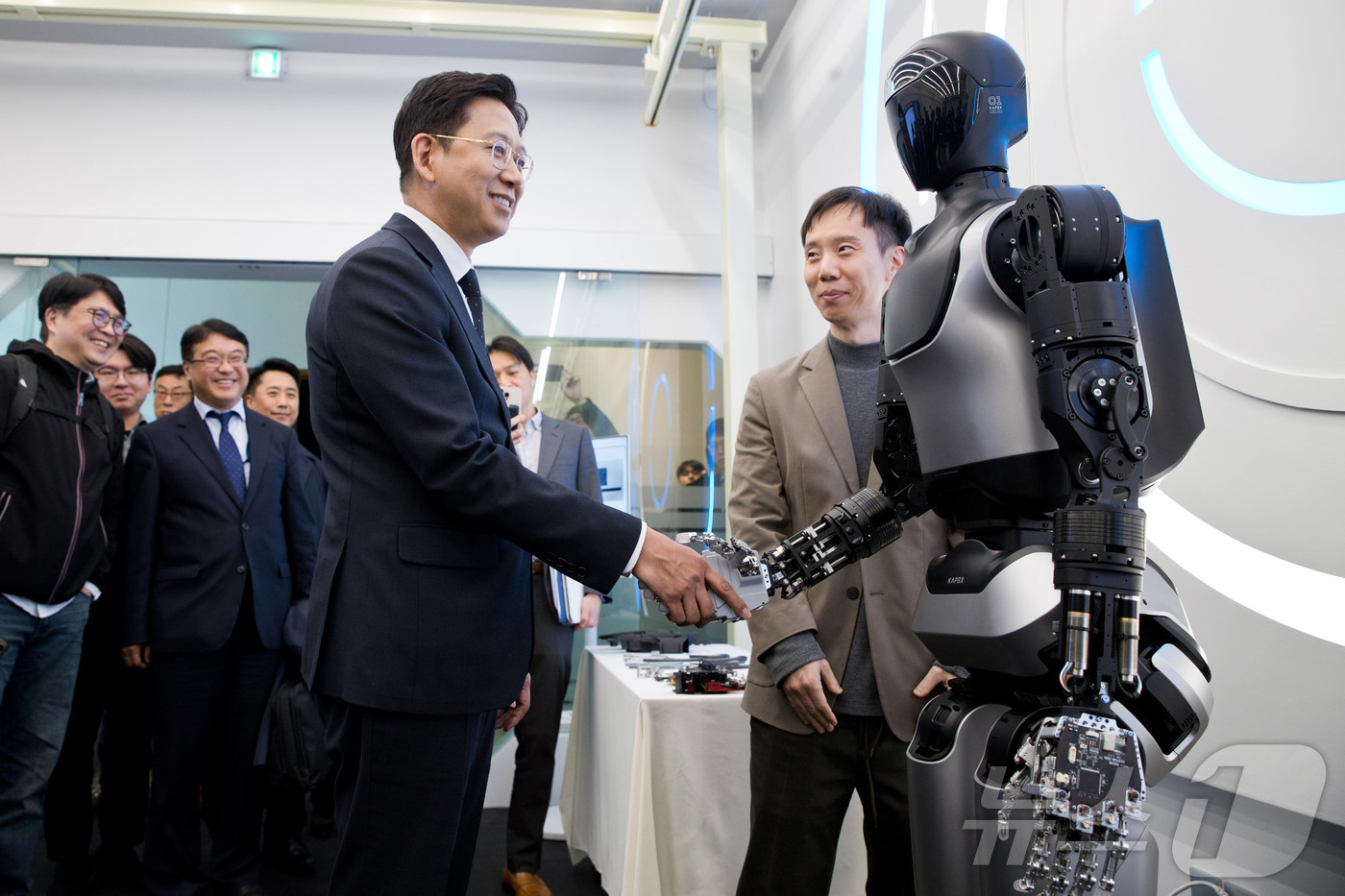 (서울=뉴스1) = 배경훈 부총리 겸 과학기술정보통신부 장관이 13일 오후 서울 성북구 한국과학기술연구원(KIST)을 방문해 이종원 KIST 휴머노이드연구단장으로부터 AI 휴머노이 …