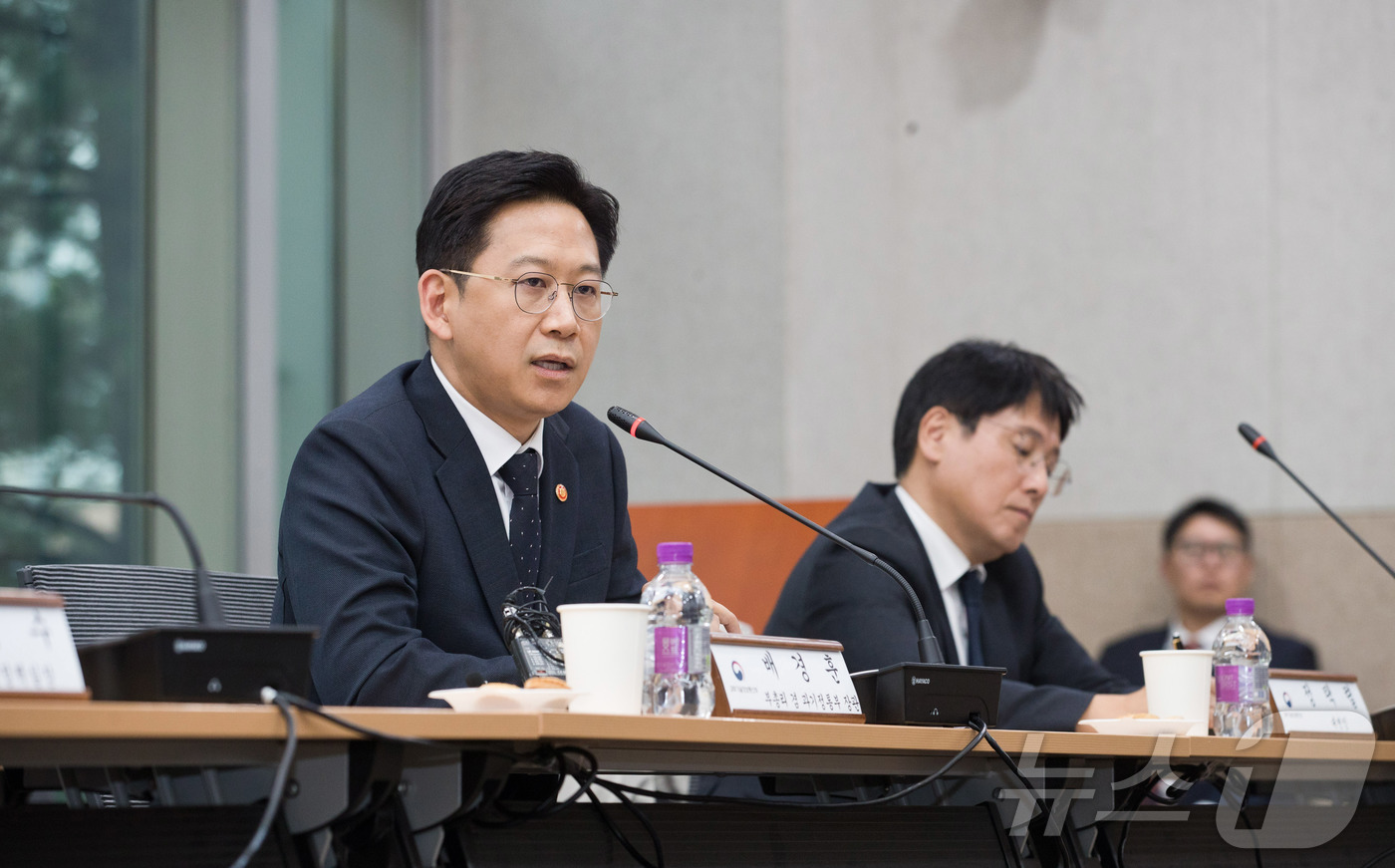 (서울=뉴스1) = 배경훈 부총리 겸 과학기술정보통신부 장관이 13일 오후 서울 성북구 한국과학기술연구원(KIST)에서 열린 '제2차 과학기술 AI 전략대화' 에서 '과학기술 AI …