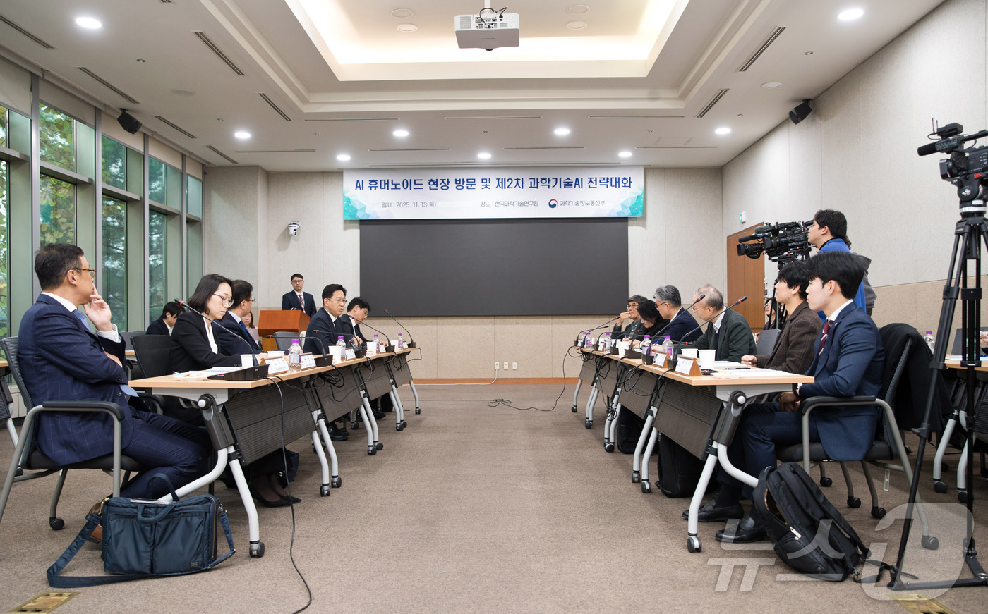 (서울=뉴스1) = 배경훈 부총리 겸 과학기술정보통신부 장관이 13일 오후 서울 성북구 한국과학기술연구원(KIST)에서 열린 '제2차 과학기술 AI 전략대화' 에서 '과학기술 AI …