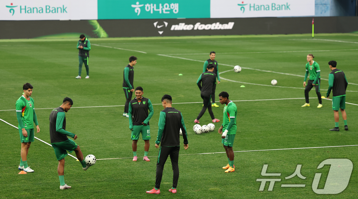 (대전=뉴스1) 김기태 기자 = 볼리비아 축구 국가대표팀이 13일 대전 유성구 대전월드컵경기장에서 국가대표팀과 친선경기에 앞서 훈련하고 있다.대한민국 축구 국가대표팀과 볼리비아의 …