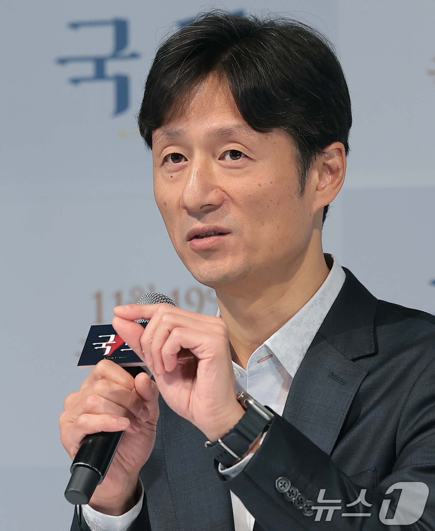 (서울=뉴스1) 권현진 기자 = 이상일 감독이 13일 오후 용산구 CGV용산아이파크몰에서 열린 영화 ‘국보’의 언론시사회에 참석해 취재진 질문에 답하고 있다.'국보'는 국보의 경지 …