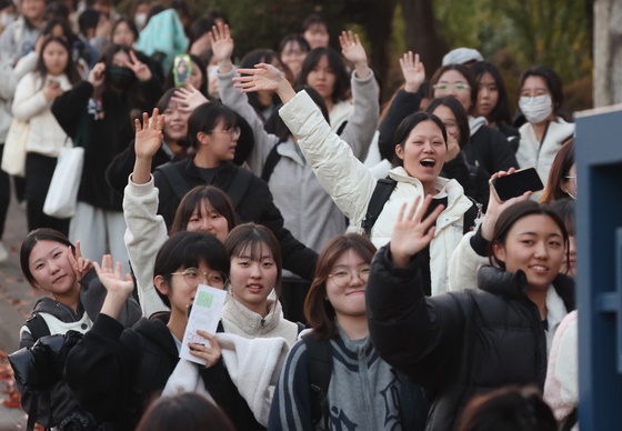 "고생했어, 우리 딸"…따뜻한 포옹·메시지로 수험생 격려