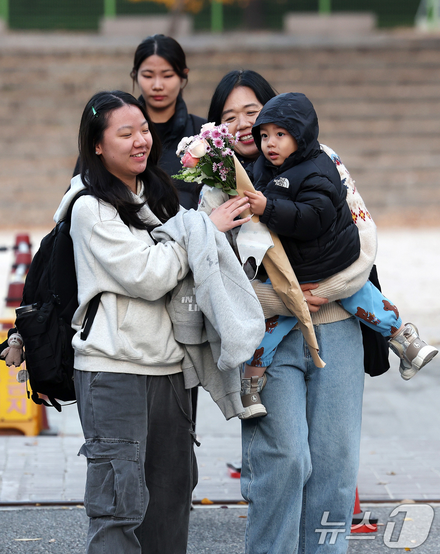 (서울=뉴스1) 박지혜 기자 = 13일 오후 서울 중구 이화여자외국어고등학교에서 2026학년도 대학수학능력시험을 마친 수험생이 환한 얼굴로 시험장을 나서며 가족의 축하를 받고 있다 …