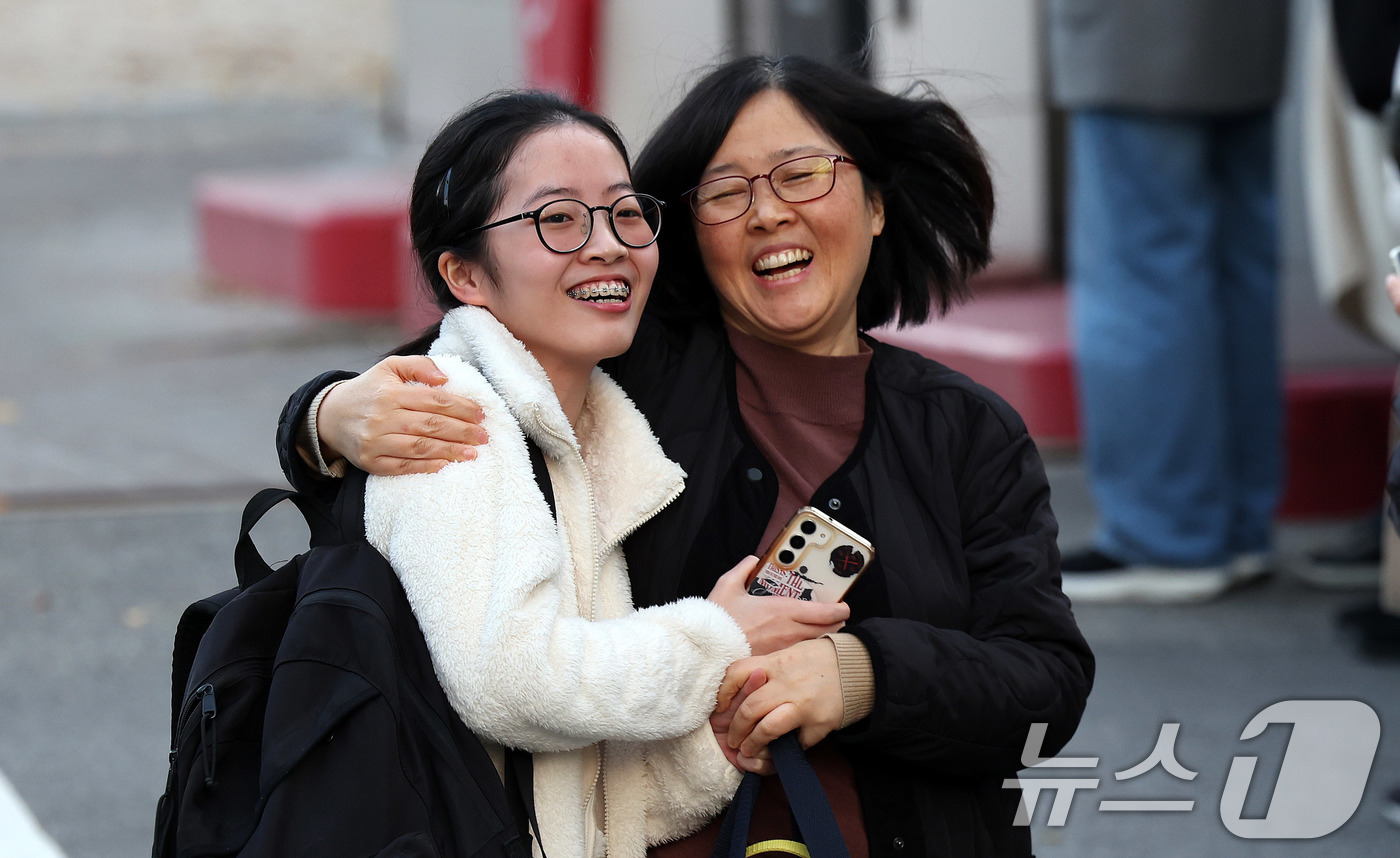 (서울=뉴스1) 박지혜 기자 = 13일 오후 서울 중구 이화여자외국어고등학교에서 2026학년도 대학수학능력시험을 마친 수험생이 환한 얼굴로 시험장을 나서며 가족의 축하를 받고 있다 …